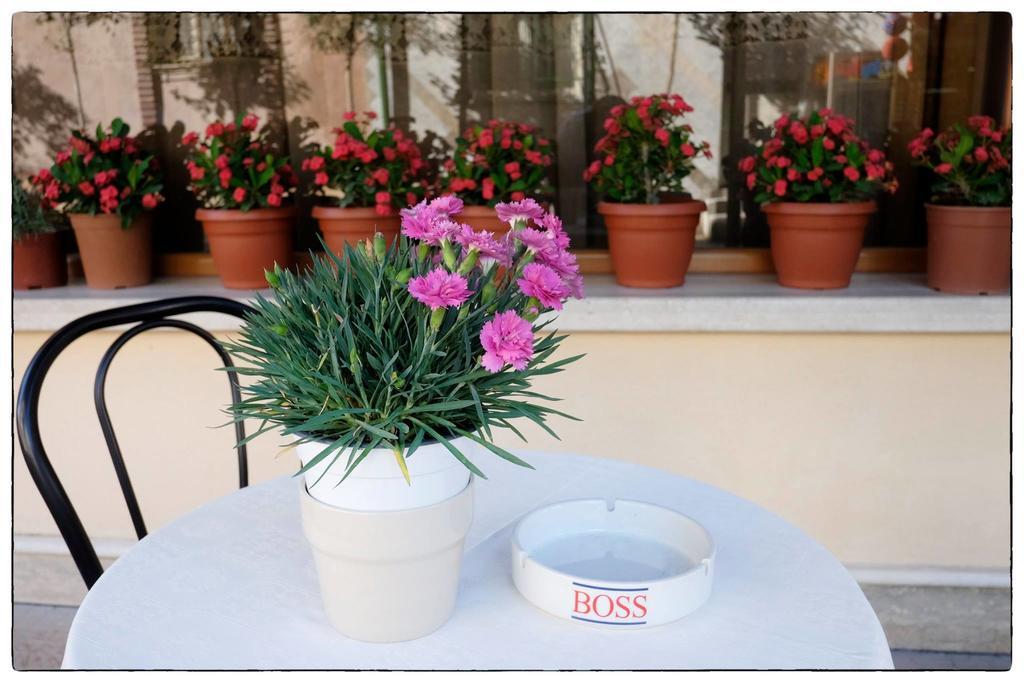 Hotel Nais Durres Exterior photo