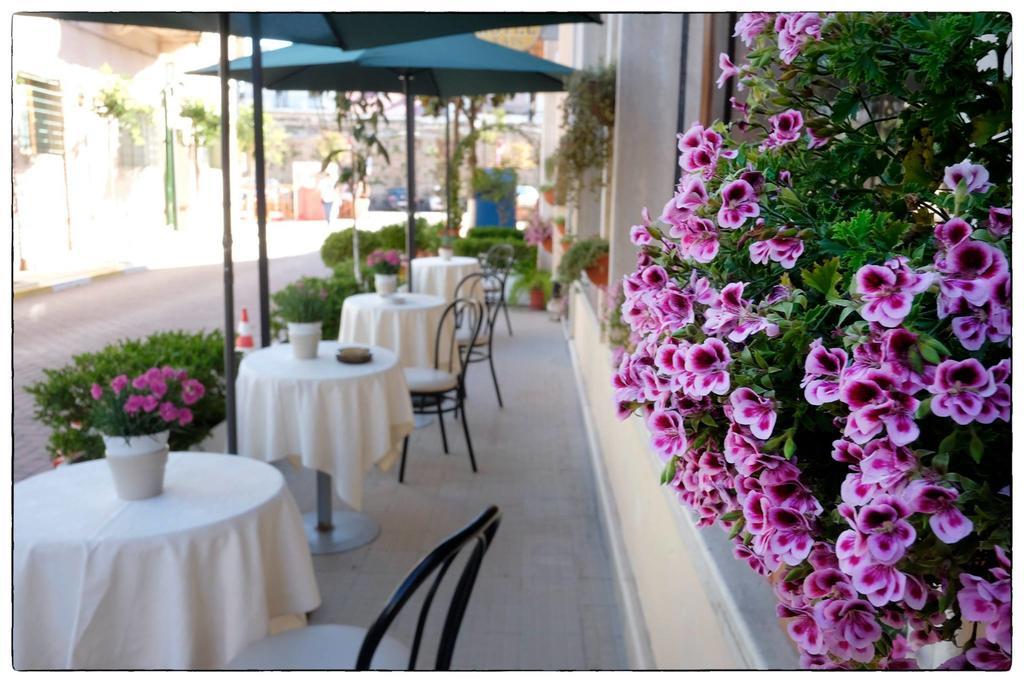 Hotel Nais Durres Exterior photo