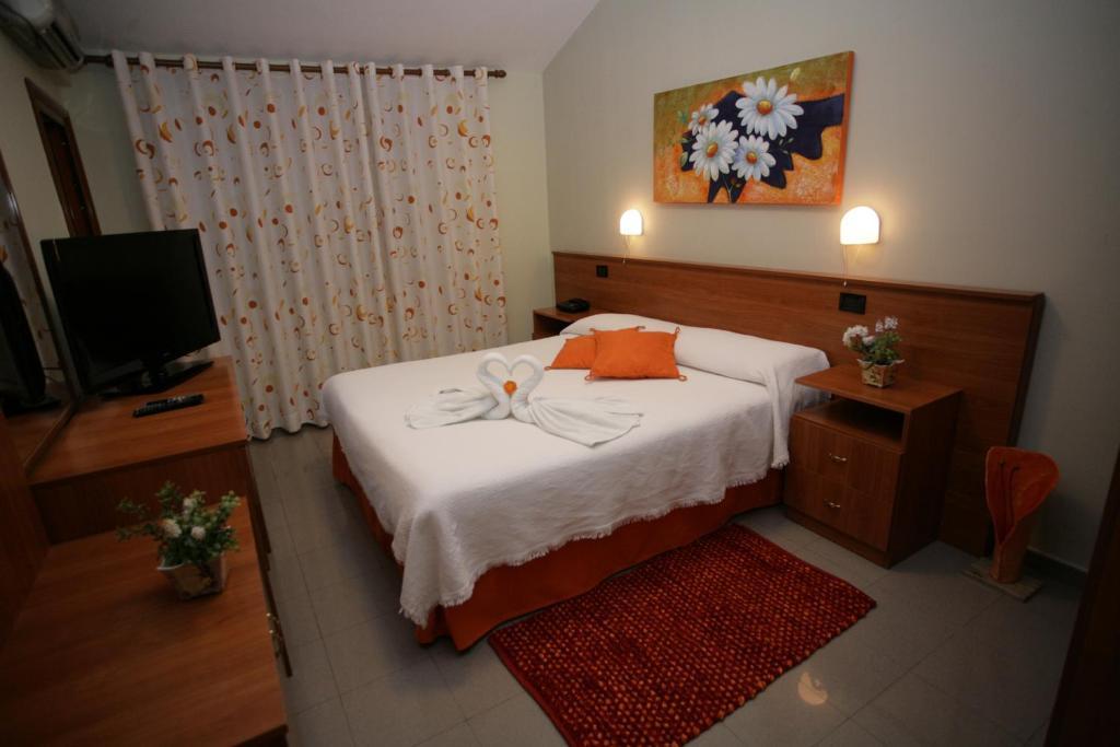 Hotel Nais Durres Exterior photo